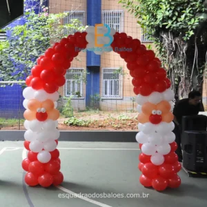 A imagem apresenta um arco de balões formado por dois papais-noéis.