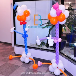 duas coluna de balões que representam os personagem Donald e Margarida.