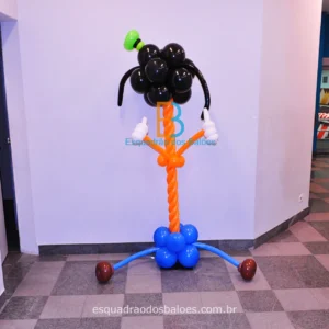uma coluna de balões que representa o personagem pateta nas cores preto, laranja, azul, marrom e branco.