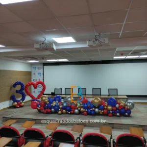 Guirlanda de chão feita em Balões desconstruídos